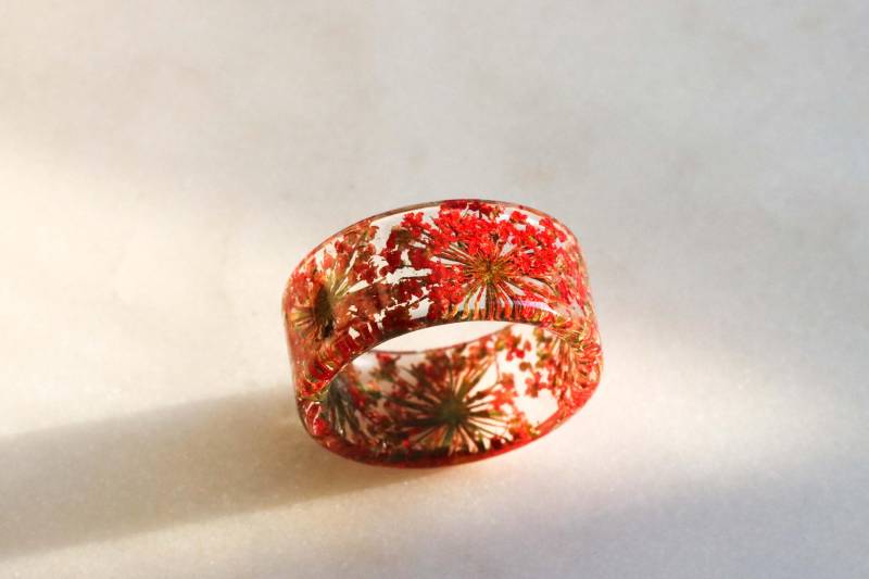 Harz-Ring Mit Gepressten Dillblüten Und Metall-Flocken von livinlovin