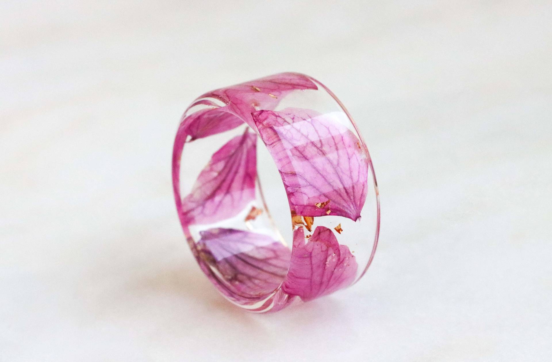 Harz Ring Mit Gepressten Rosa Blättern Und Gold/Silber Kupfer Flocken, Breiter Rosa Ring, Natur Inspirierter Schmuck, Valentinstag Geschenk von livinlovin