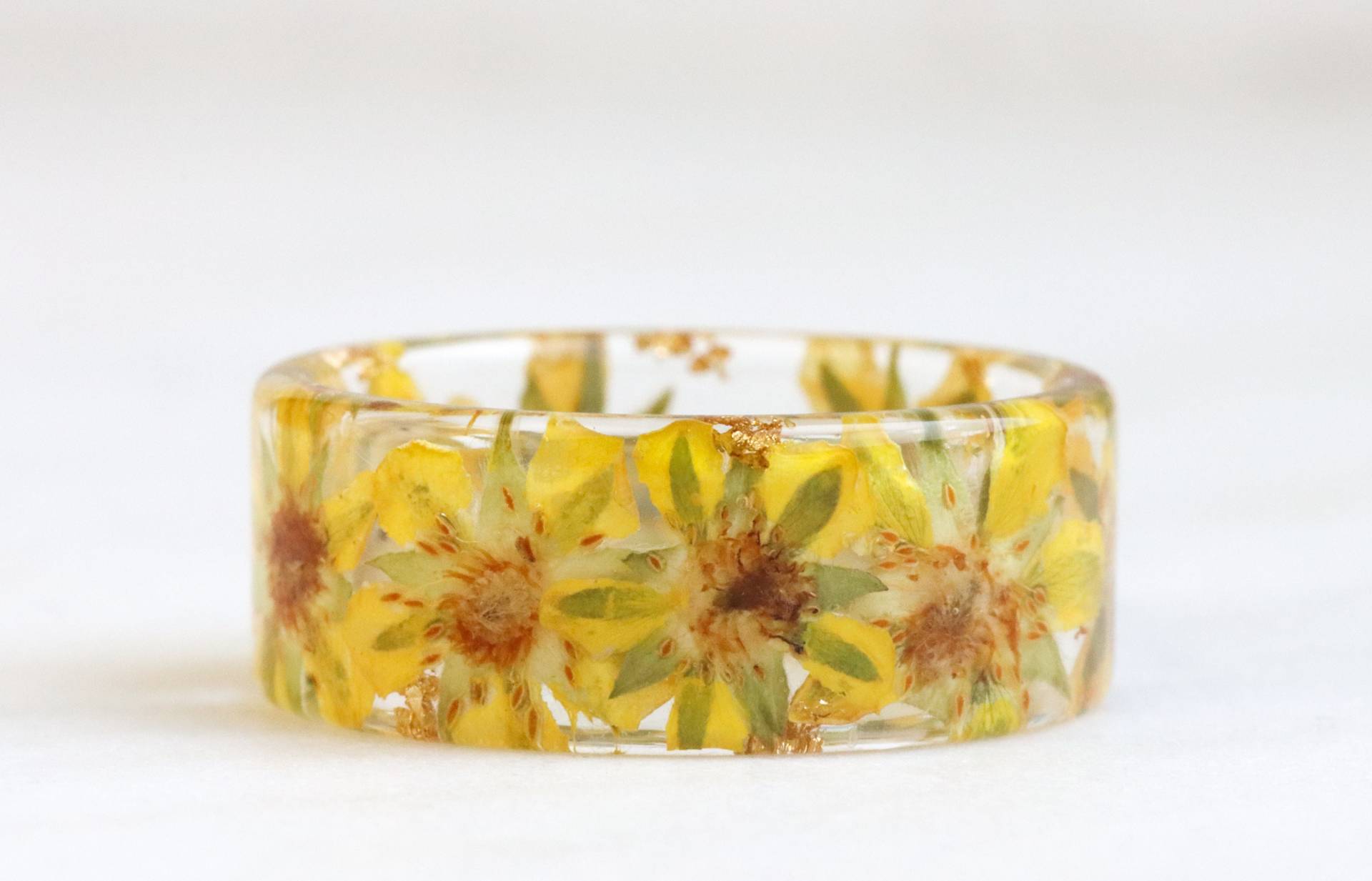 Harz Ring Mit Gepressten Winzigen Wildblumen Und Gold/Silber Kupfer Flocken, Breiter Echten Blumen, Natur Inspiriertes Geschenk von livinlovin