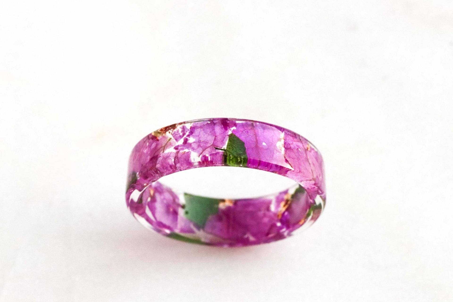 Harzring Gepresste Violette Bougainvillea-Blütenblätter, Grüne Blätter, Metallflocken von livinlovin