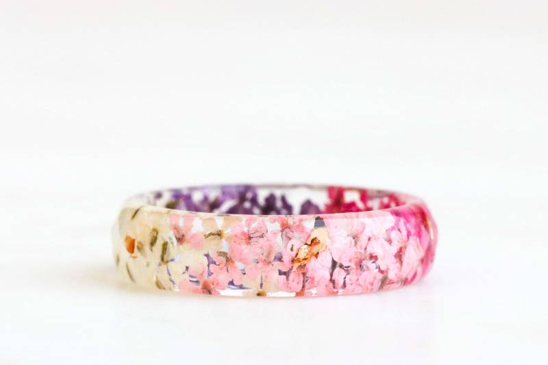 Harzring Mit Gepressten Rosa, Lila, Weißen Blumen Und Silber/Gold Kupfer Flocken, Facettierter Ring Harzring Mit Gepressten Rosa, Lila, Weißen Blumen Und Silber/Gold Kupfer Flocken, Facettierter Ring von livinlovin