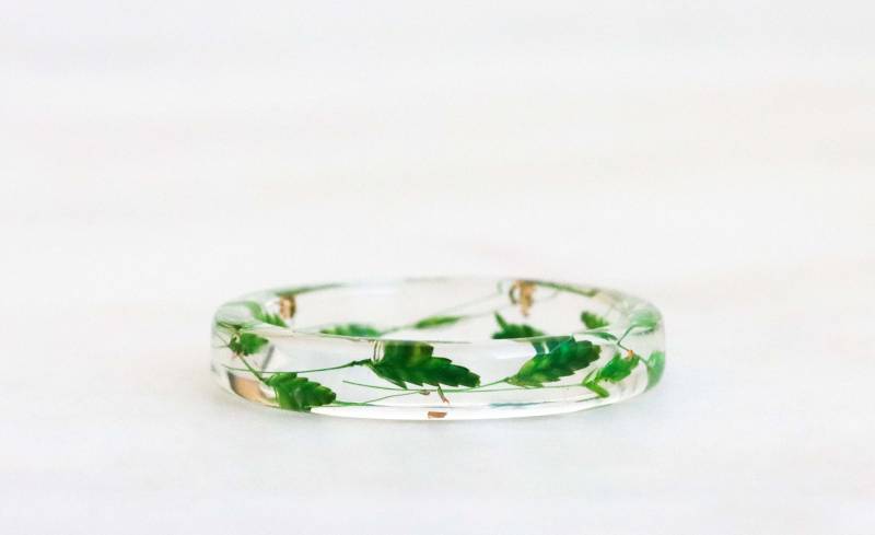 Harzring Mit Grünen Blättern Im Inneren, Zartes Klares Band Getrockneten Blättern, Ein Von Der Natur Inspiriertes Geschenk, Weihnachtsgeschenk Harzring Mit Grünen Blättern Im Inneren, Zartes Klares Band Getrockneten Blättern, Ein Von Der Natur Inspiriertes Geschenk, Weihnachtsgeschenk von livinlovin