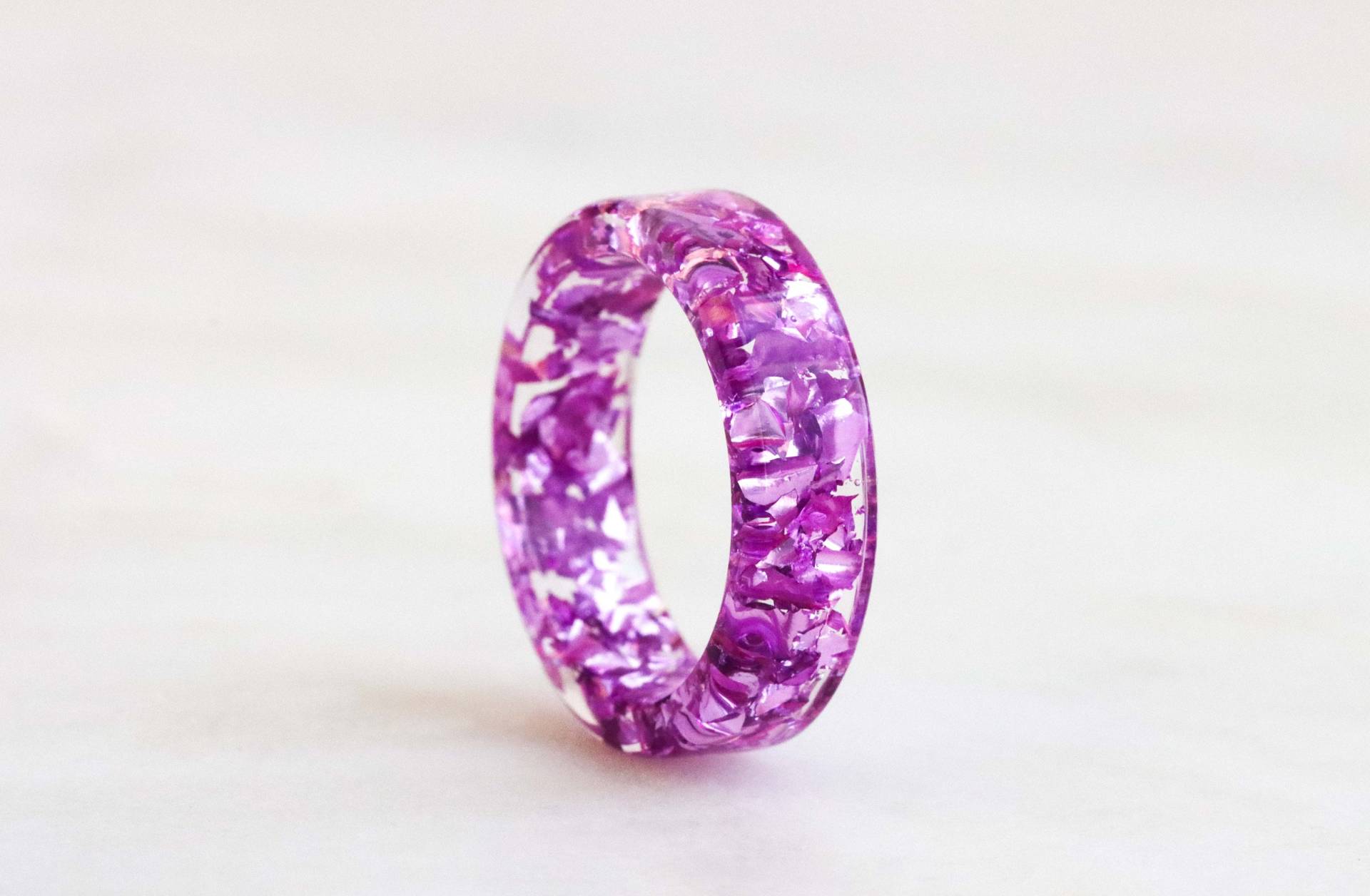 Leichter Lila Ring, Harz Band Mit Metallflocken Im Inneren, Nicht-Facettierter Natur Inspirierter Handgemachter Schmuck, Geburtstagsgeschenk von livinlovin