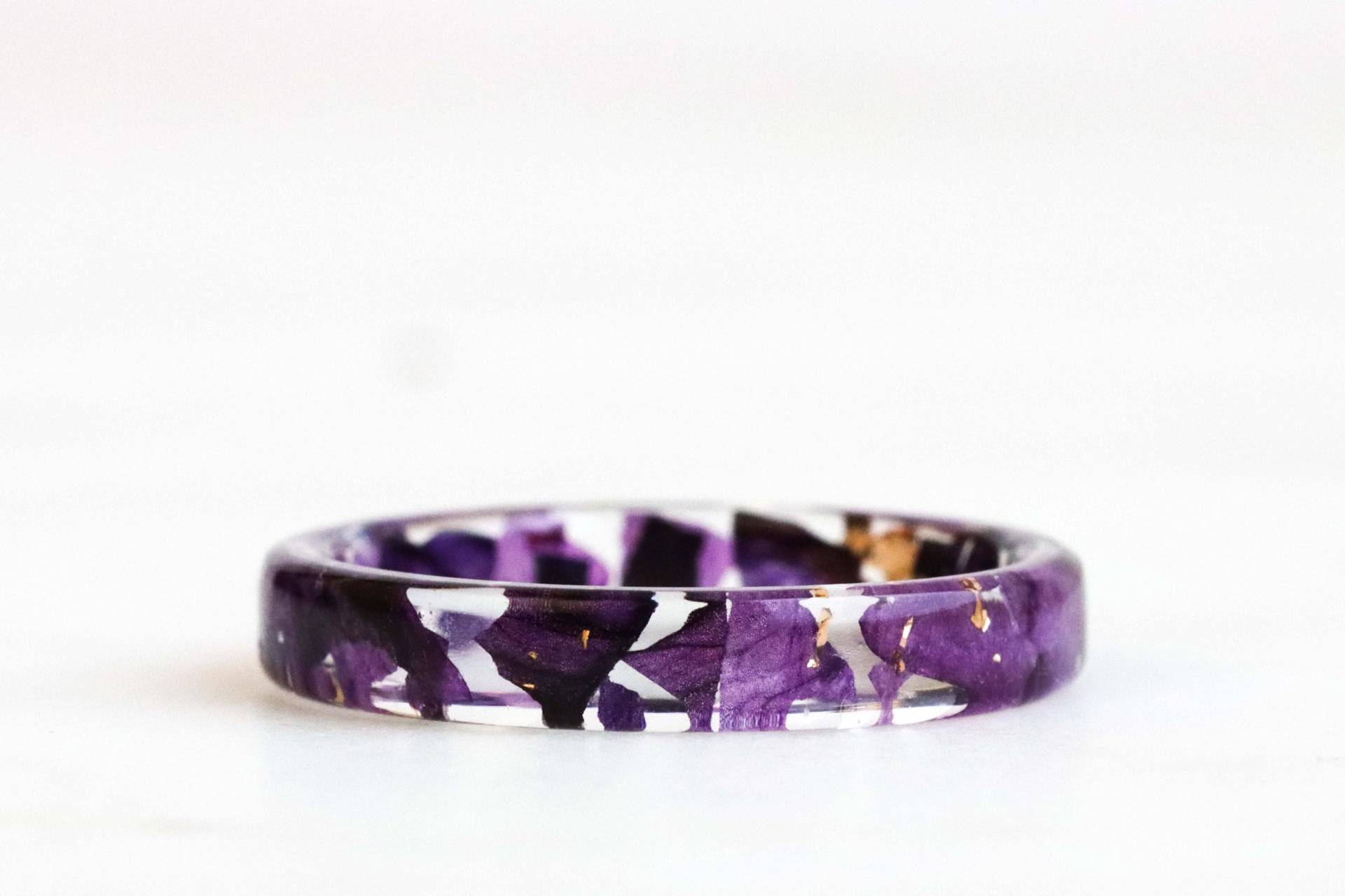 Lila Harz Ring, Dünnes Band Mit Echten Gepressten Blütenblättern Und Gold/Silber/Kupfer Flocken, Geschenk Für Naturliebhaber, Blumenschmuck von livinlovin