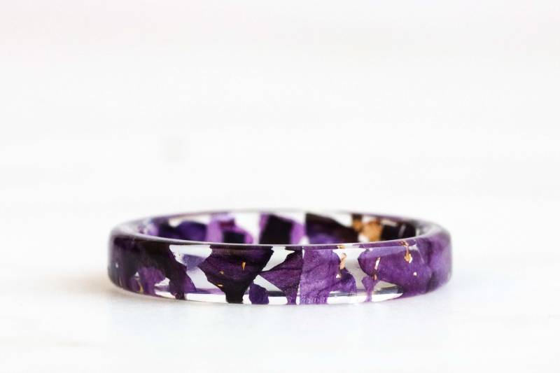 Lila Harz Ring, Dünnes Band Mit Echten Gepressten Blütenblättern Und Gold/Silber/Kupfer Flocken, Geschenk Für Naturliebhaber, Blumenschmuck Lila Harz Ring, Dünnes Band Mit Echten Gepressten Blütenblättern Und Gold/Silber/Kupfer Flocken, Geschenk Für Naturliebhaber, Blumenschmuck von livinlovin