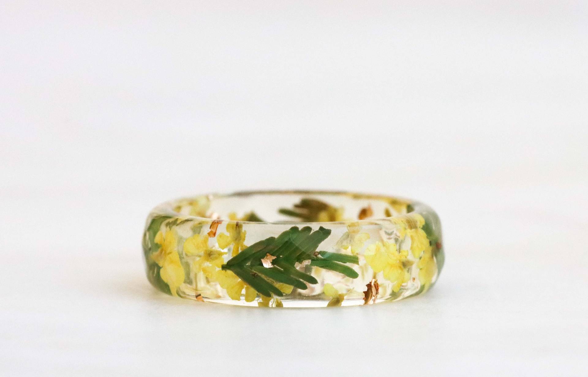 Mimose Harz Ring, Gepresste Gelbe Königin Anne's Spitze Blumen, Grüne Mimosen Blätter, Facettierter Natur Inspirierter Schmuck, Weihnachtsgeschenk von livinlovin