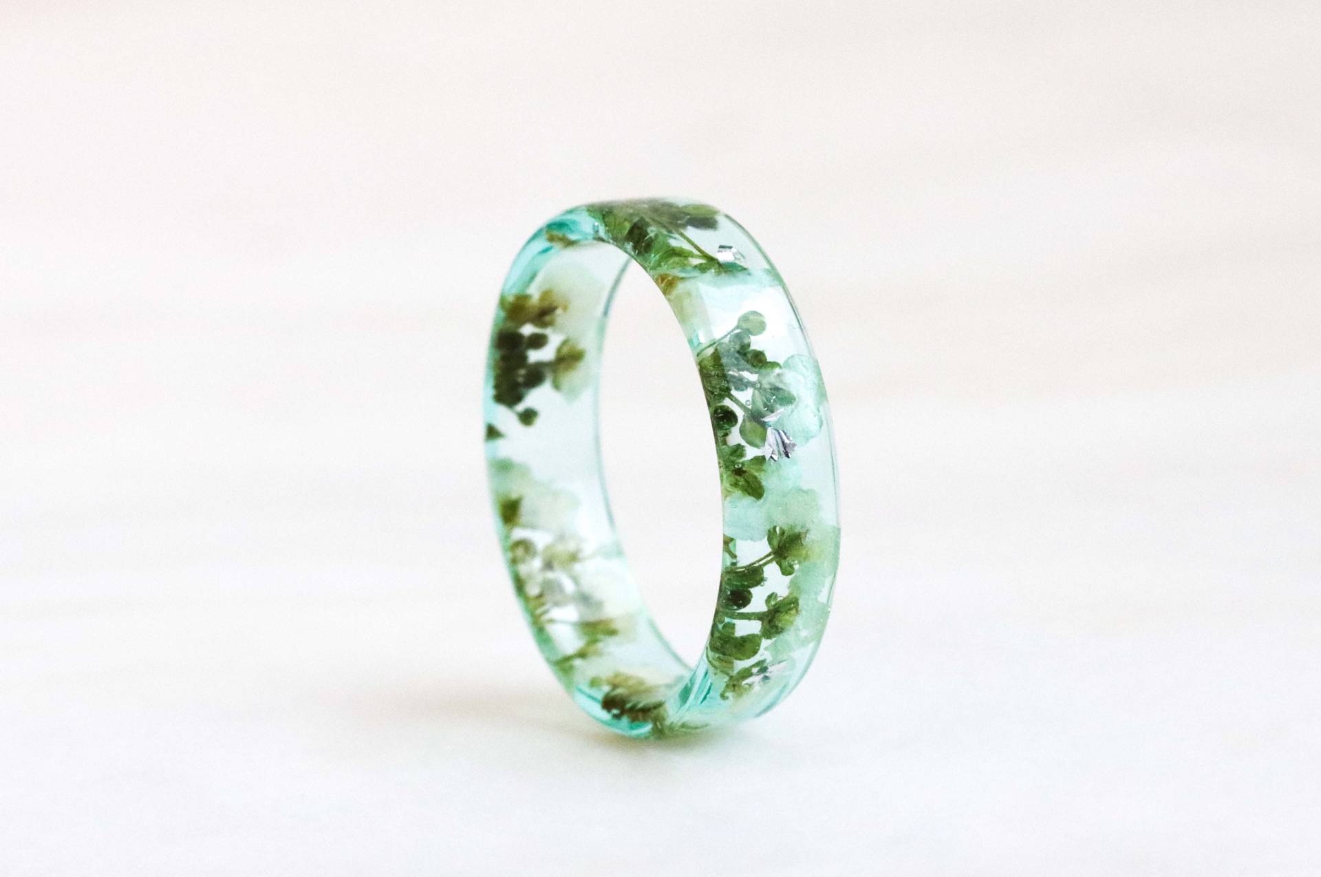 Mint Harz Ring Mit Getrockneten Weißen Blumen, Natur Inspiriert Schmuck, Blumen Accessoire, Liebhaber Geschenk, Valentinstag Geschenk von livinlovin