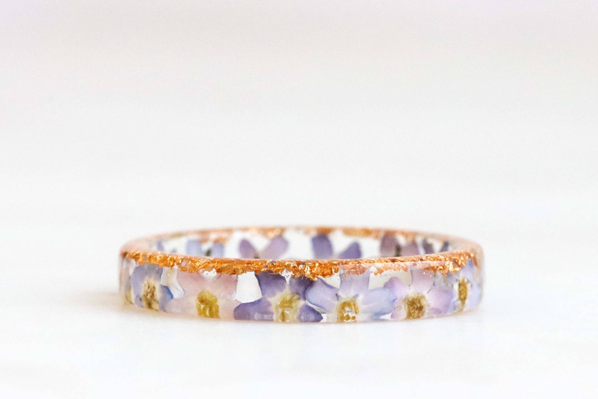 Natur Inspirierter Harz Ring Mit Gepressten Rosa Blauen Vergissmeinnicht Blumen Und Metallflocken - Echte Im Inneren von livinlovin