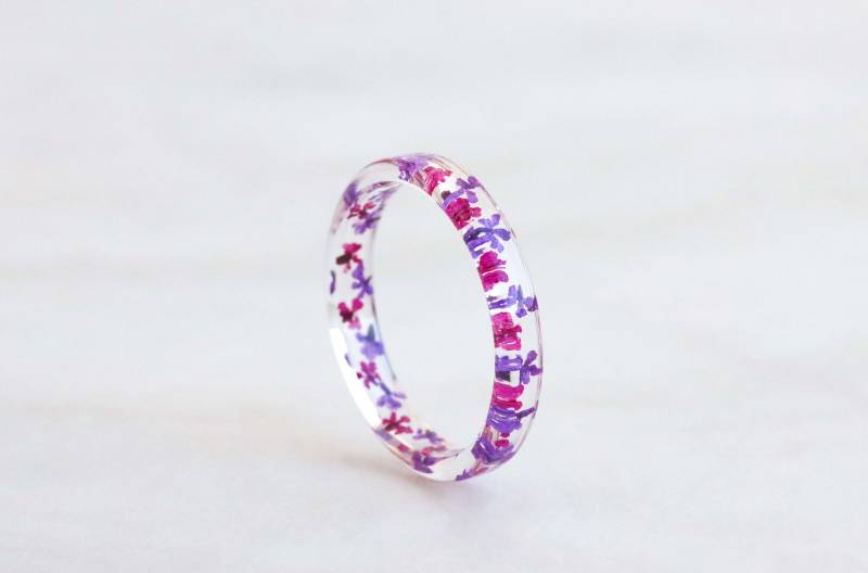 Natur Inspirierter Harz Ring Mit Gepressten Rosa Lila Queen Anne Spitzenblumen - Dünner Klare Ringschiene von livinlovin