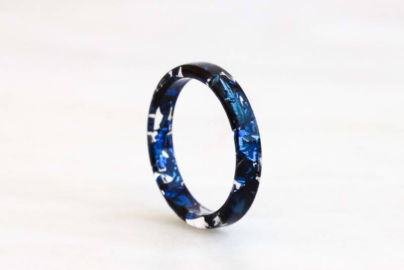 Natur Inspirierter Harzring Mit Blauen Flocken, Dünner Ring, Klare Ringschiene, Schimmernder Schmuck, Stapelbares Band von livinlovin