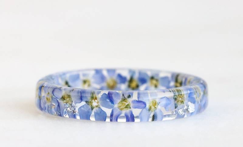 Natur Inspirierter Harzring Mit Gepressten Hellblauen Vergissmeinnicht Blumen Und Goldflocken - Echte Im Inneren Natur Inspirierter Harzring Mit Gepressten Hellblauen Vergissmeinnicht Blumen Und Goldflocken - Echte Im Inneren von livinlovin