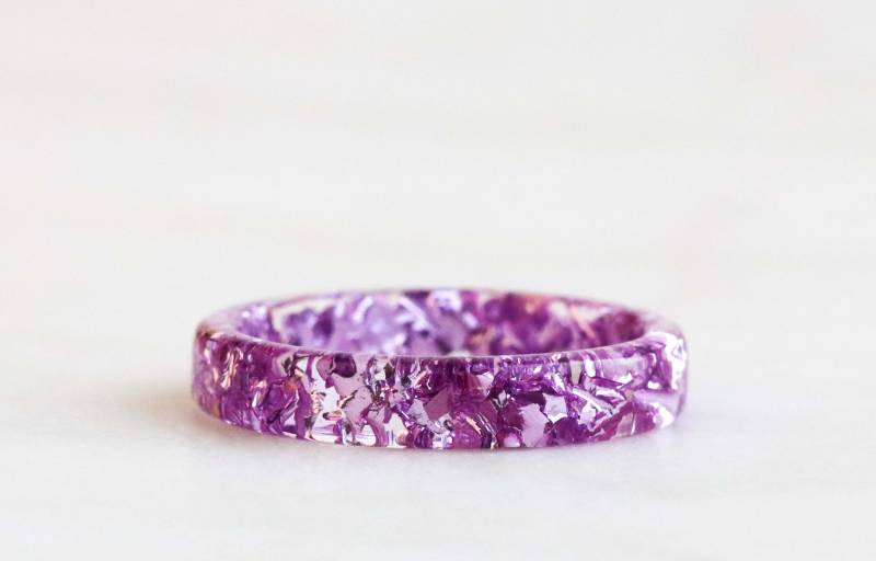 Natur Inspirierter Harzring Mit Lila Flocken, Dünner Ring, Klare Ringschiene, Stapelbares Band, Weihnachtsgeschenk von livinlovin