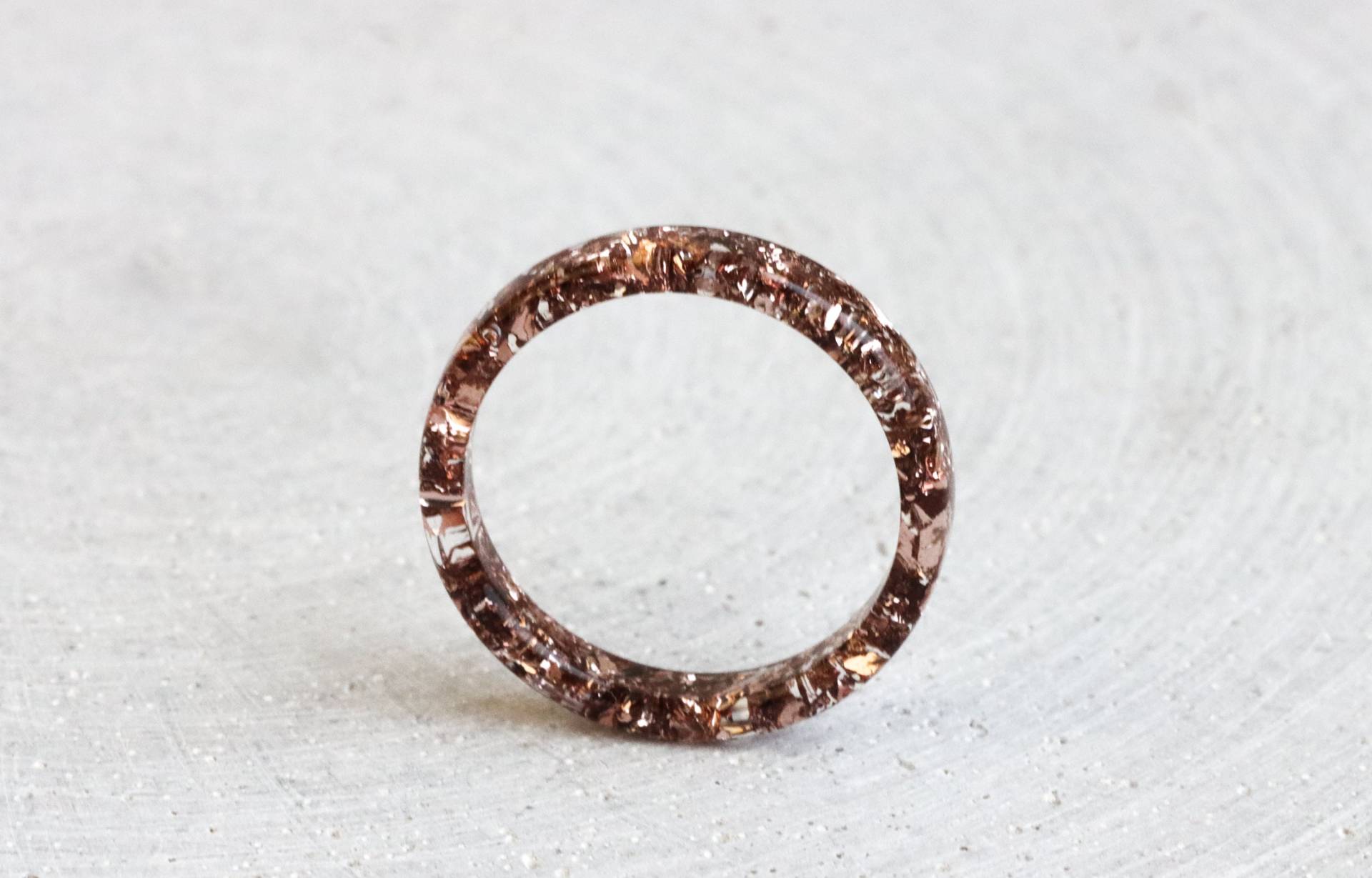 Natur Inspirierter Harzring Mit Rosegoldflocken, Dünner Ring, Klare Ringschiene, Geschenk Zum Muttertag von livinlovin