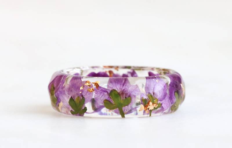 Naturharz Ring Mit Gepressten Helllila Blumen Und Goldflocken - Lila Grüne Ringschiene Facettierter Naturharz Ring Mit Gepressten Helllila Blumen Und Goldflocken - Lila Grüne Ringschiene Facettierter von livinlovin