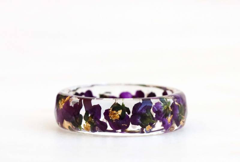 Naturharz Ring Mit Gepressten Lila Blüten Und Goldflocken - Lila Grüne Ringschiene Facettierter Muttertagsgeschenk von livinlovin
