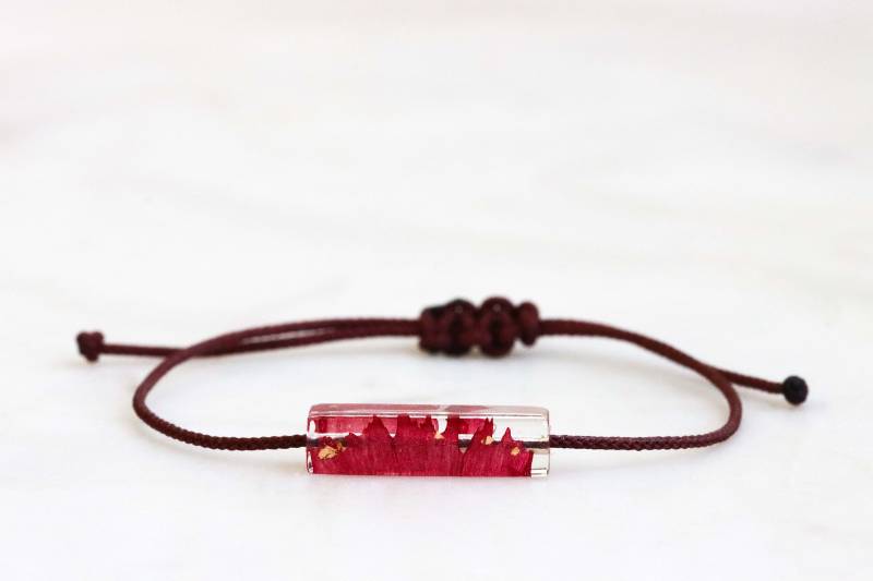 Nelke Anhänger Armband, Echtes Blütenblatt, Textilschnur Freundschaft Geschenk, Natur Inspiriert Geschenk Nelke Anhänger Armband, Echtes Blütenblatt, Textilschnur Freundschaft Geschenk, Natur Inspiriert Geschenk von livinlovin