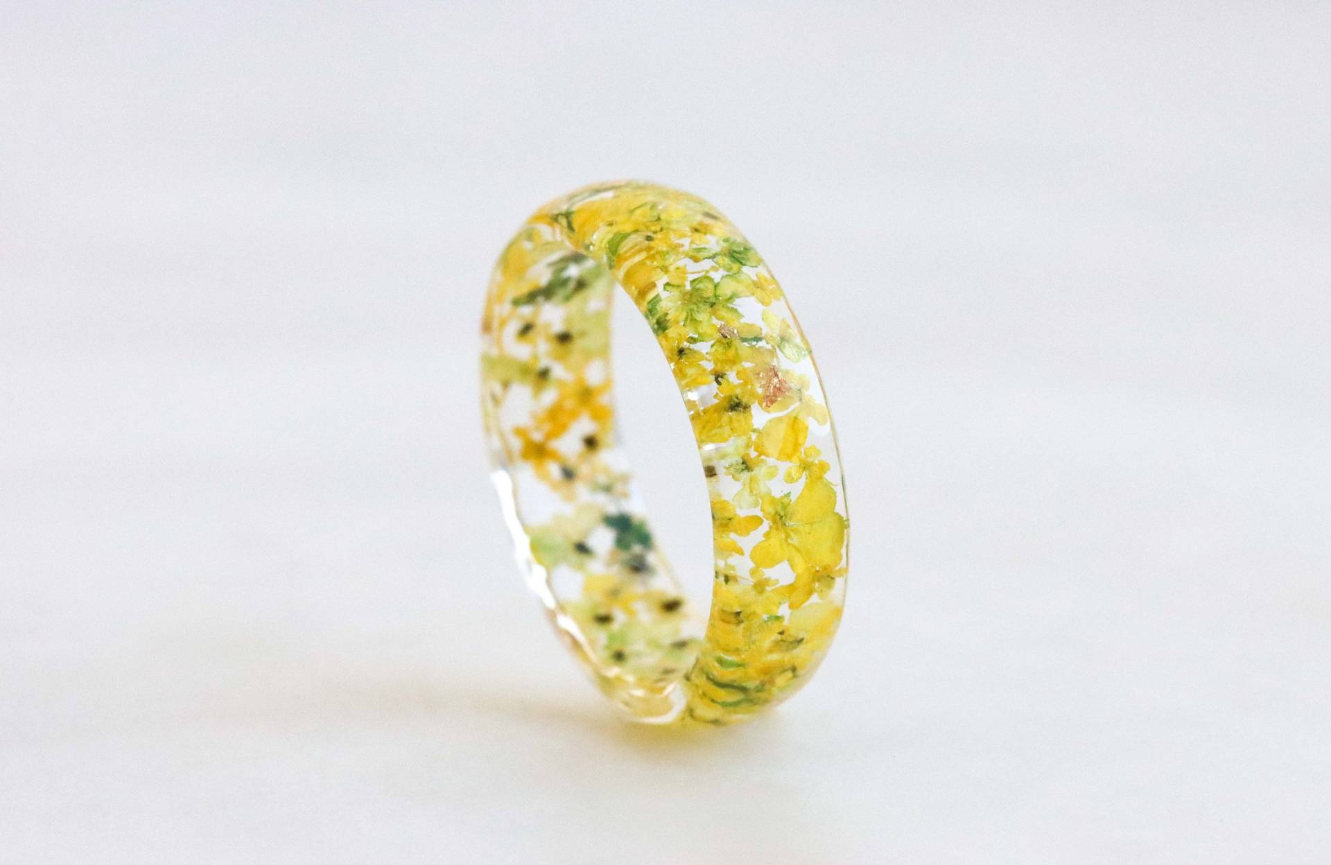 Resin Ring Mit Gepressten Blumen Und Gold/Silber Kupfer Flocken, Facettierter Winzigen Gelben Blumen, Natur Inspiriertes Geschenk von livinlovin