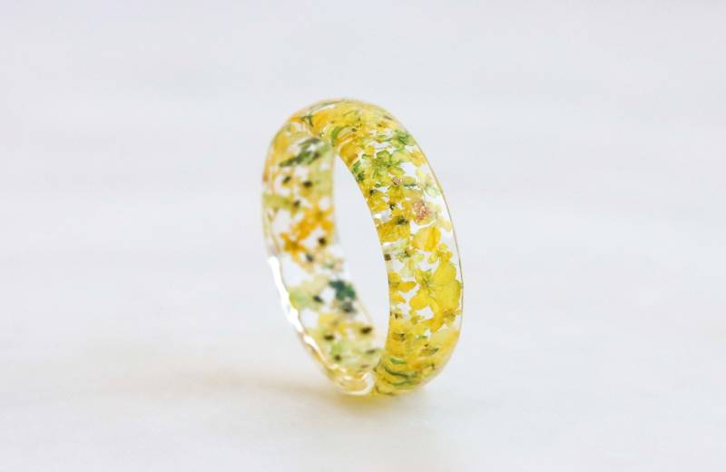 Resin Ring Mit Gepressten Blumen Und Gold/Silber Kupfer Flocken, Facettierter Winzigen Gelben Blumen, Natur Inspiriertes Geschenk Resin Ring Mit Gepressten Blumen Und Gold/Silber Kupfer Flocken, Facettierter Winzigen Gelben Blumen, Natur Inspiriertes Geschenk von livinlovin