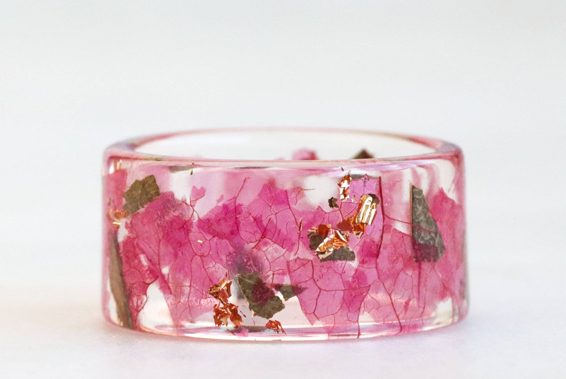 Resin Ring Mit Gepressten Fuchsia-Blütenblättern, Grünen Rosenblättern Und Gold/Silber/Kupferflocken, Breiter Echten Blüten von livinlovin