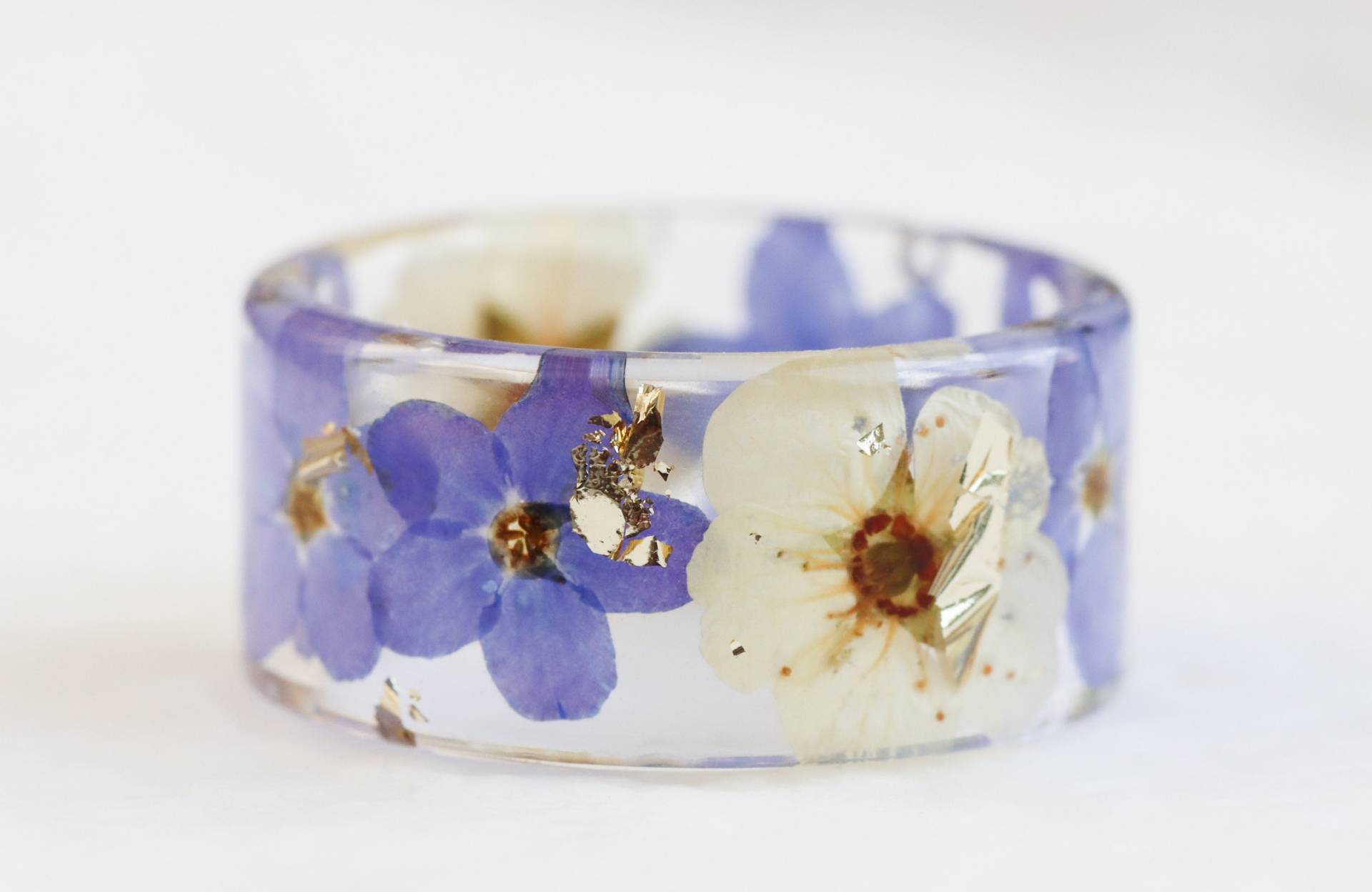 Resin Ring Mit Gepressten Lila Vergissmeinnicht Und Weißen Spiraea Blumen, Breiter Echten Transparenter von livinlovin