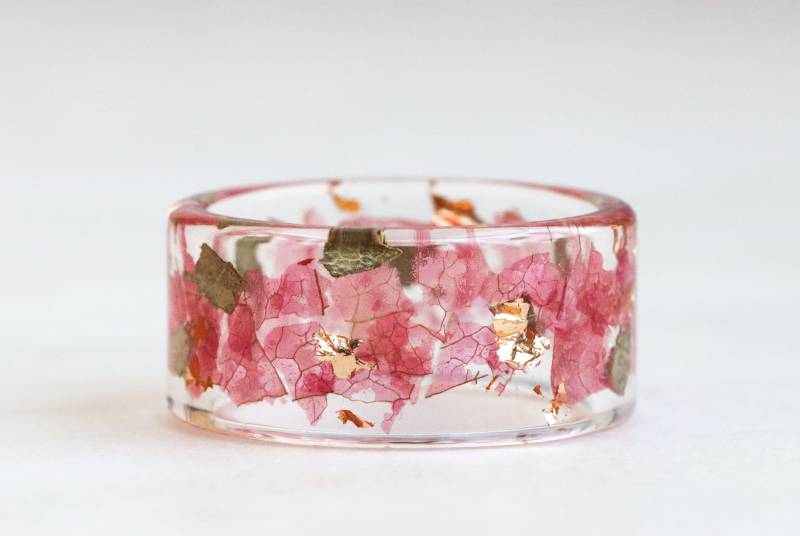 Resin Ring Mit Gepressten Rosa Blütenblättern, Grünen Rosenblättern Und Gold/Silber/Kupfer Flocken, Breiter Echten Blumen Resin Ring Mit Gepressten Rosa Blütenblättern, Grünen Rosenblättern Und Gold/Silber/Kupfer Flocken, Breiter Echten Blumen von livinlovin