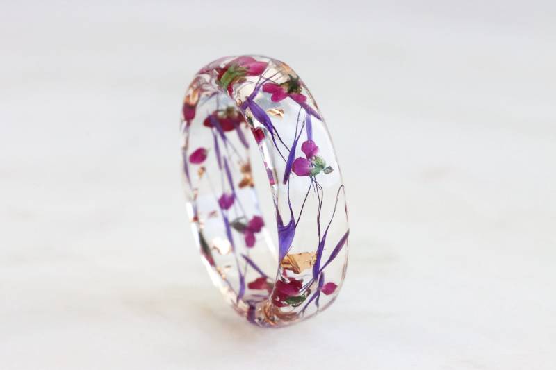 Resin Ring Mit Gepressten Rosa Und Lila Blüten Silber/Gold/Kupfer Flocken, Natur Schmuck, Facettierter Resin Ring Mit Gepressten Rosa Und Lila Blüten Silber/Gold/Kupfer Flocken, Natur Schmuck, Facettierter von livinlovin