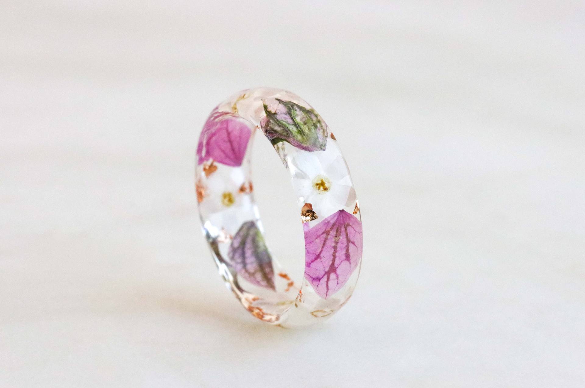 Resin Ring Mit Gepressten Weißen Vergissmeinnicht Blumen, Rosa Salbeiblätter Und Silber/Gold/Kupfer Flocken, Natur Schmuck, Facettiert Weiß von livinlovin