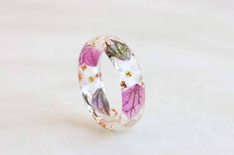Harz Ring Mit Gepresste Weisse Vergissmeinnicht Blumen, Rosa Salbei Blätter Und Silber/Gold/Kupfer Flocken, Natur Schmuck, Weiss von livinlovin
