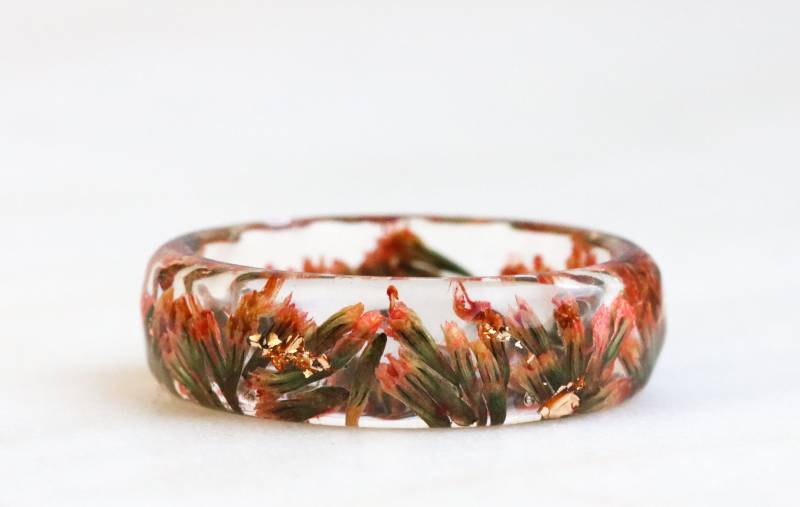 Resin Ringschiene Mit Gepressten Pfirsich Grünen Meer Lavendel Blüten Und Gold Flocken - Facettierter Ring Handgefertigter Schmuck Natur Inspirierter von livinlovin