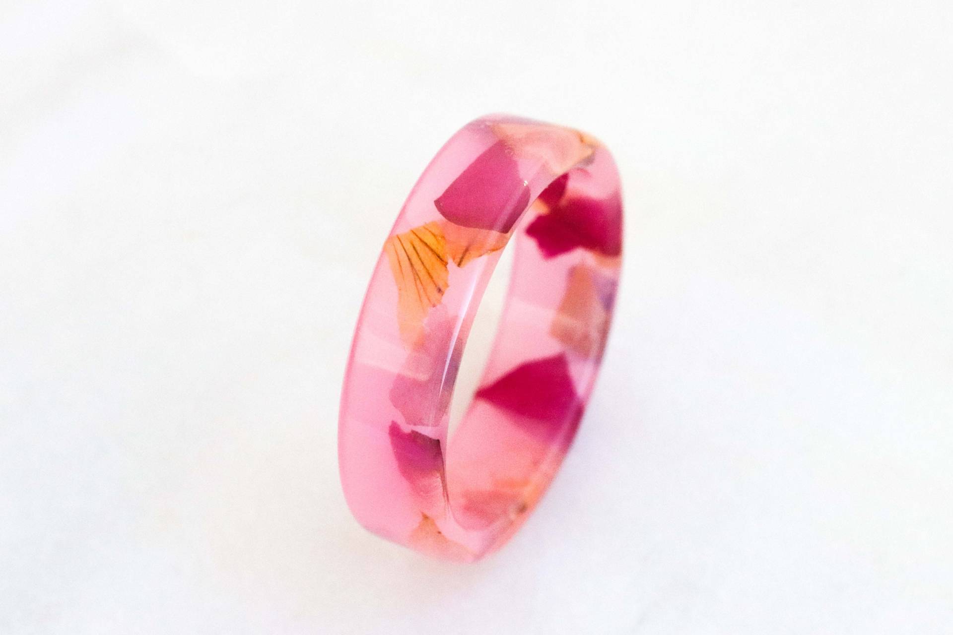 Rosa Harz Ring Mit Echten Gepressten Rosa Gelben Blütenblättern, Natur Inspiriert Schmuck, Rose Pink Band, Muttertagsgeschenk von livinlovin