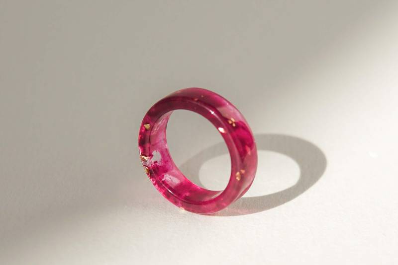 Rosa-Harz-Ring Mit Gold, Silber, Kupferflocken Stapelbares Unisex-Band Rosa-Harz-Ring Mit Gold, Silber, Kupferflocken Stapelbares Unisex-Band von livinlovin