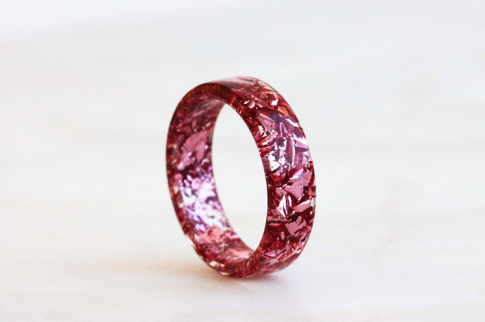 Rosa Ring, Harzband Mit Metallflocken Im Inneren, Facettierter Harzring, Natur Inspirierter Handgefertigter Schmuck, Geburtstagsgeschenk von livinlovin