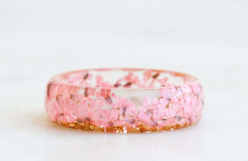 Rosa Ring Mit Gepressten Dillblüten Und Gold/Silber Kupfer Flocken, Natur Inspiriertes Band, Echte Blumen Im Inneren Rosa Ring Mit Gepressten Dillblüten Und Gold/Silber Kupfer Flocken, Natur Inspiriertes Band, Echte Blumen Im Inneren von livinlovin