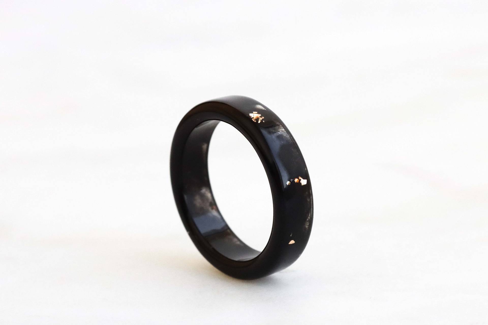 Schwarzer Harz Ring Mit Gold-, Silber - Und Kupferflocken, Facettierter Stapelring Für Sleek Style, Unisex Band, Weihnachtsgeschenk von livinlovin