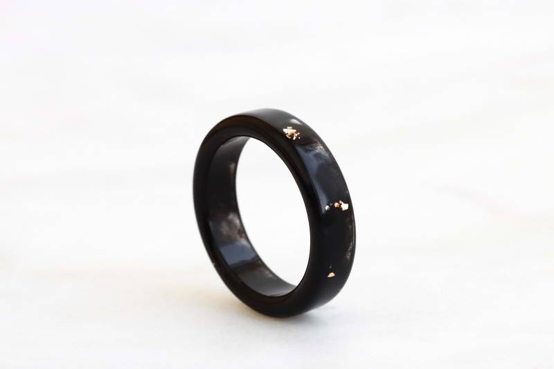 Schwarzer Harz Ring Mit Gold, Silber Und Kupferflocken, Stapelbarer Ohne Facettenschliff Für Sleek Style, Unisex Band, Weihnachtsgeschenk von livinlovin