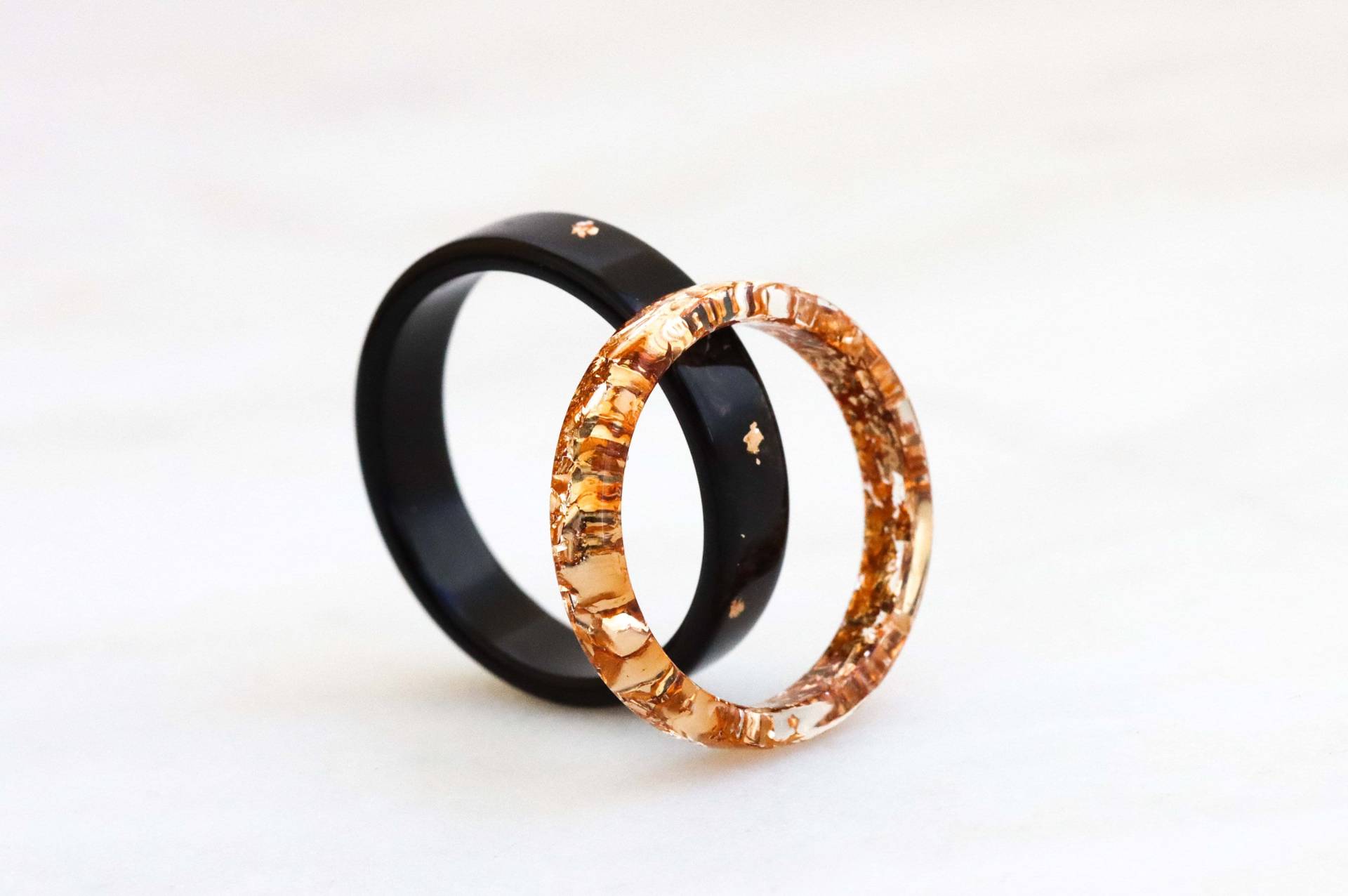 Set Aus Schwarzen Und Goldenen Harzringen, Harzringe Für Paare, Wunderbare Geschenke, Weihnachtsgeschenk von livinlovin