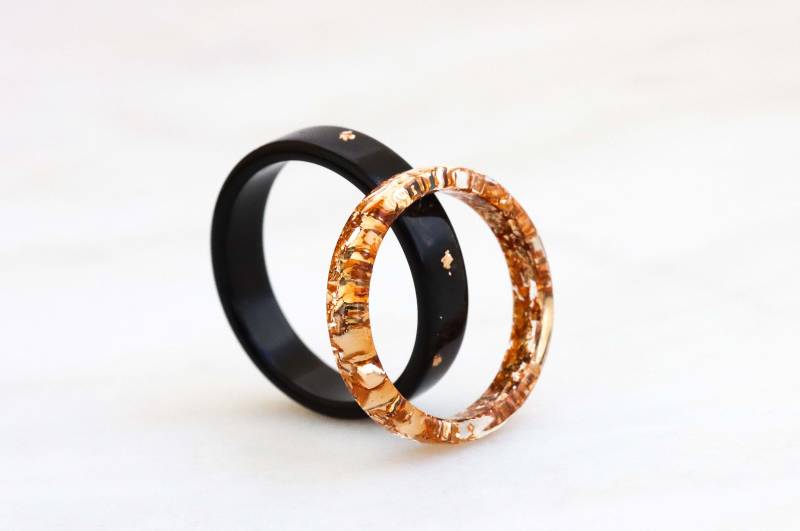 Set Aus Schwarzen Und Goldenen Harzringen, Harzringe Für Paare, Wunderbare Geschenke, Weihnachtsgeschenk Set Aus Schwarzen Und Goldenen Harzringen, Harzringe Für Paare, Wunderbare Geschenke, Weihnachtsgeschenk von livinlovin