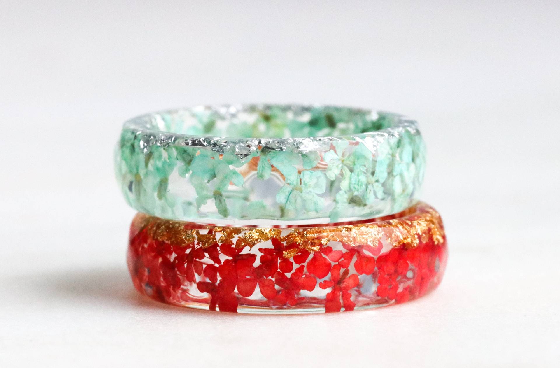 Set Aus Zwei Harzringen Mit Echten Blumen - Mintrote Blüten Von Queen Anne's Lace Und Gold/Silber/Kupferflocken Naturinspirierter Schmuck von livinlovin