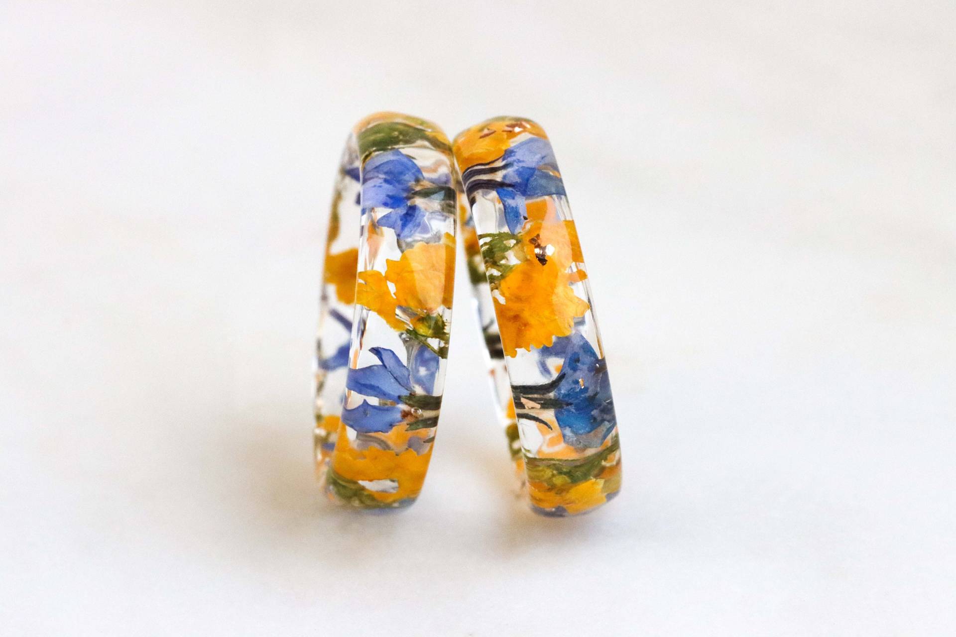 Set Aus Zwei Harzringen Mit Echten Vergissmeinnicht Blumen, Gelbem Alyssum Und Gold/Silber Kupferflocken, Natur Inspirierter Schmuck, Paargeschenk von livinlovin