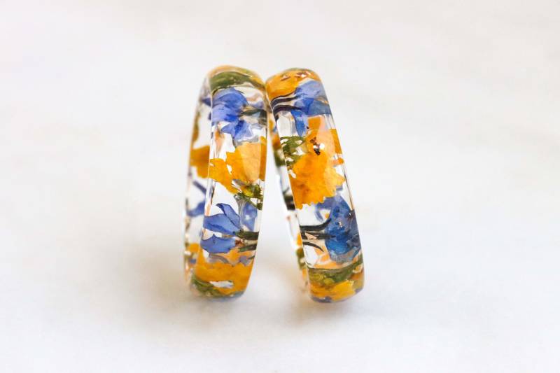 Set Aus Zwei Harzringen Mit Echten Vergissmeinnicht Blumen, Gelbem Alyssum Und Gold/Silber Kupferflocken, Natur Inspirierter Schmuck, Paargeschenk Set Aus Zwei Harzringen Mit Echten Vergissmeinnicht Blumen, Gelbem Alyssum Und Gold/Silber Kupferflocken, Natur Inspirierter Schmuck, Paargeschenk von livinlovin
