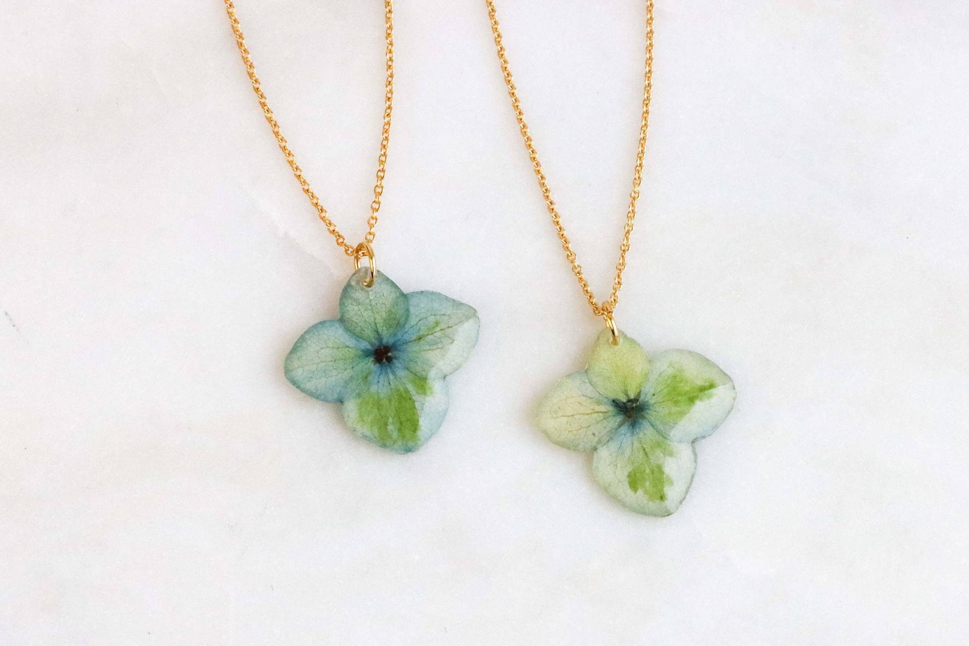 Set Aus Zwei Hortensien-Halsketten, Echte Blaugrüne Blumenanhänger, Natur Inspiriertes Geschenk Für Paare, Unvergessliches Blumen-Schmuckset von livinlovin