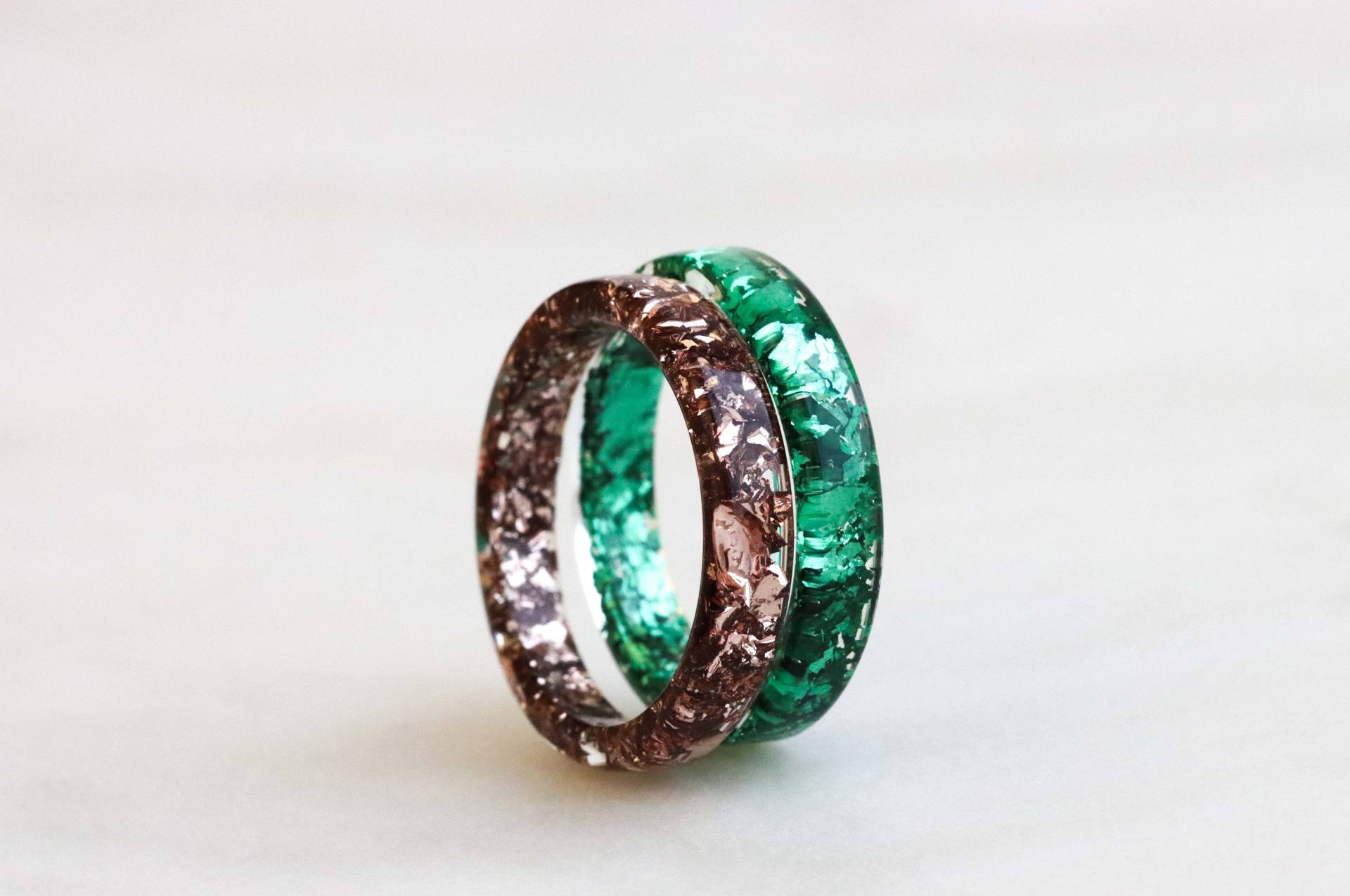 Set Aus Zwei Ringen Mit Grün - Und Roségoldflocken, Paarringe, Natur Inspirierte Dünne Ringe, Geburtstagsgeschenk von livinlovin