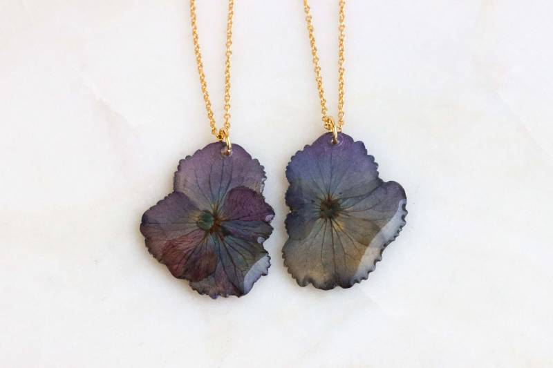 Set Mit Zwei Hortensien-Halsketten, Echte Blütenanhänger, Natur Inspiriertes Geschenk Für Paare, Unvergessliches Blüten-Schmuckset von livinlovin