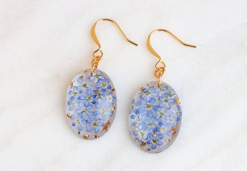Vergissmeinnicht Ohrringe - Harz Schmuck Mit Echten Gepressten Blumen Und Goldflocken Im Inneren Natur Inspirierte Oval von livinlovin