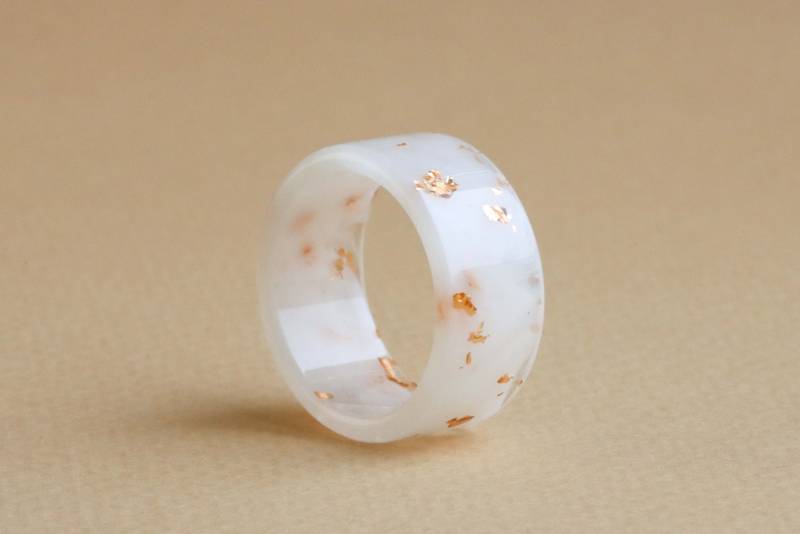 Weißer Ring - Breiter Harz Mit Gold/Kupfer/Silber Flocken Geschenk Idee Ehering Winter von livinlovin
