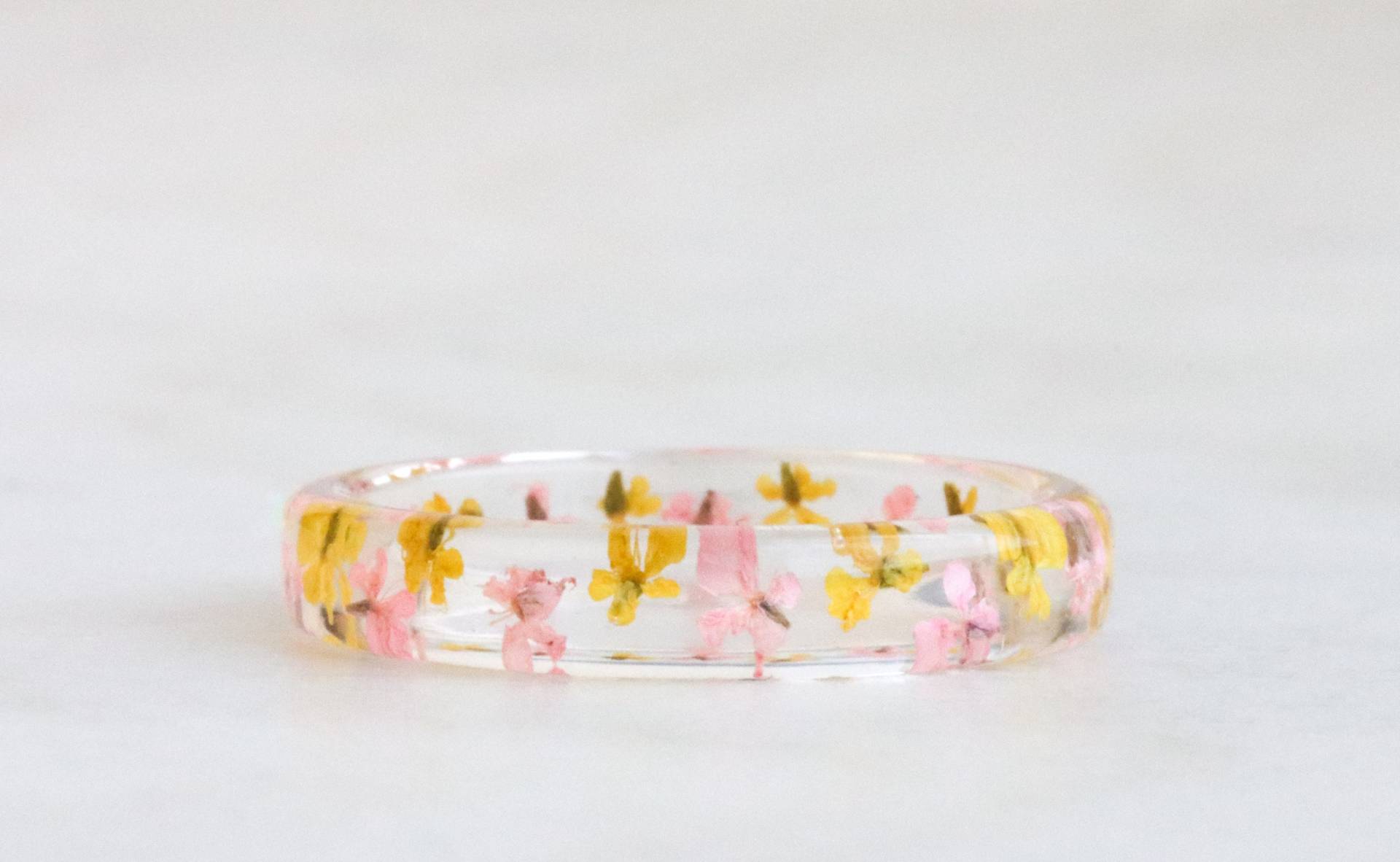 Feiner Harz Ring Mit Gepressten Hellrosa Und Gelben Blumen, Natur-Inspirierter Schmuck, Perfektes Geburtstagsgeschenk von livinlovin