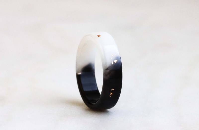 Beidseitiger Resin Ring - Schwarzweißer Mit Gold/Silber/Kupfer Flocken Dualitätsschmuck Beidseitiger Resin Ring - Schwarzweißer Mit Gold/Silber/Kupfer Flocken Dualitätsschmuck von livinlovin