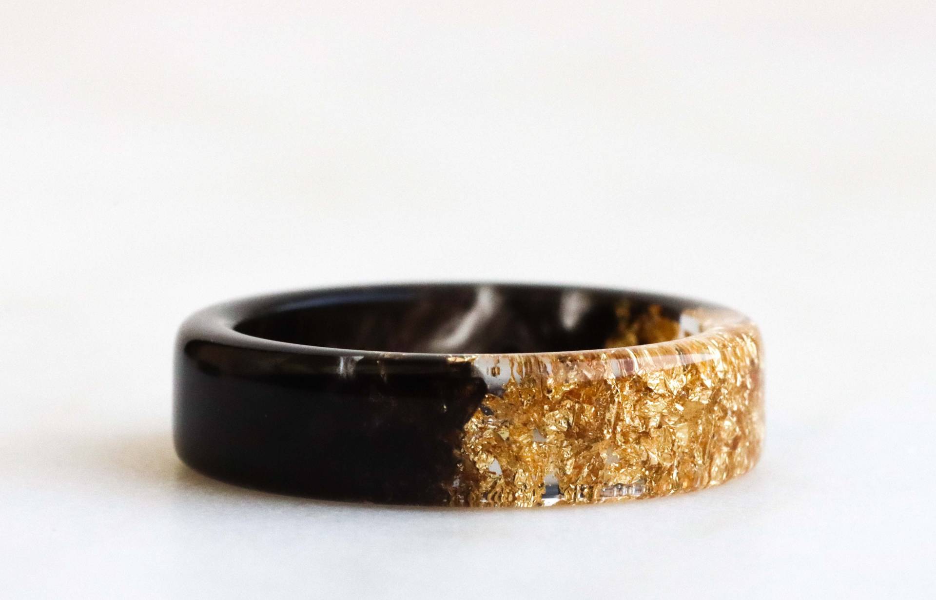 Zweiseitiger Ring, Schwarz Und Gold/Silber-Harz-Band, Natur-Inspiriertes Band Mit Gold/Silber-Flocken, Klobiger Mix-And-Match-Schmuck von livinlovin