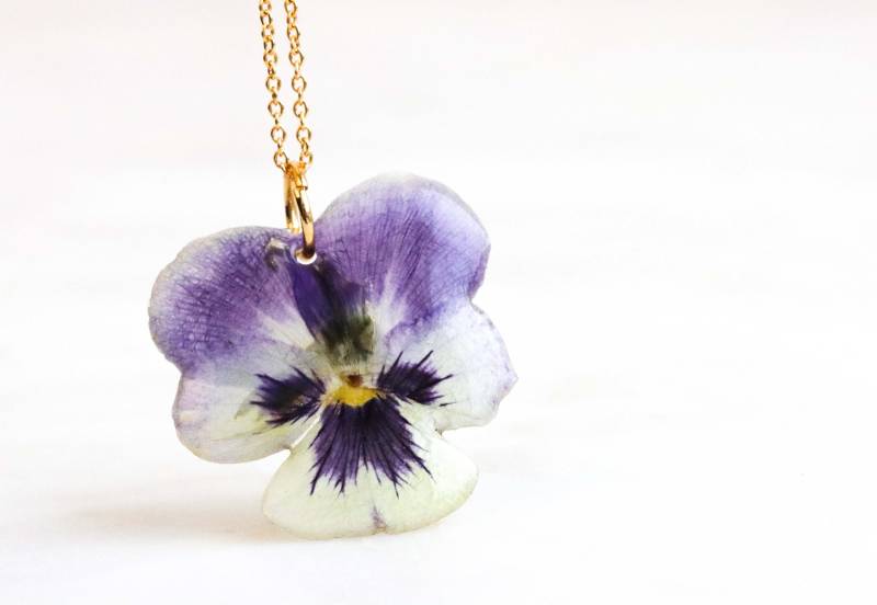 Echte Gepresste Violette Blumen-Halskette Anhänger Aus Vergoldetem Harz Echte Gepresste Violette Blumen-Halskette Anhänger Aus Vergoldetem Harz von livinlovin