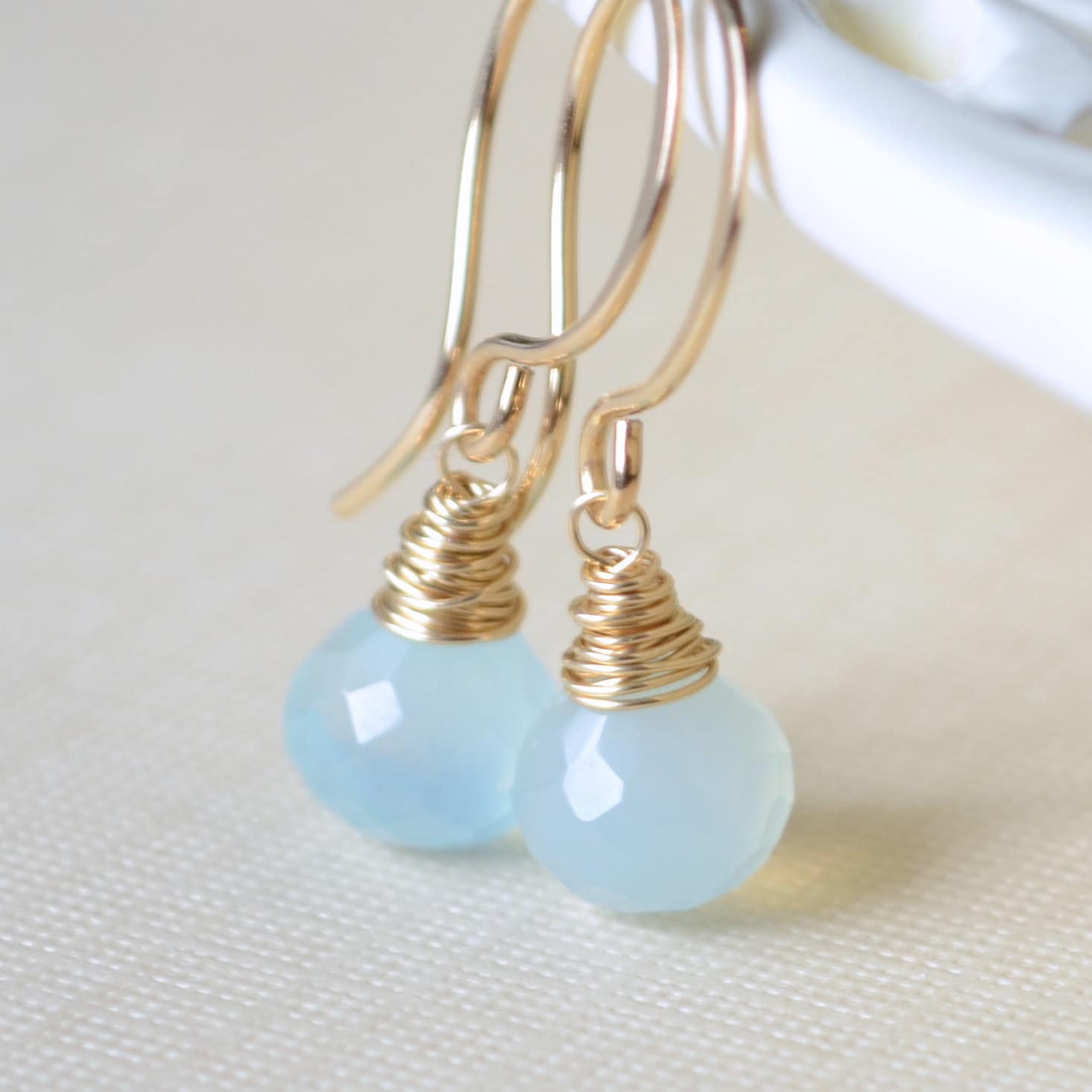 Aqua Chalcedon Edelstein Ohrringe, Gold Filled Draht Gewickelt, Blaue Zwiebel Tropfen von livjewellery